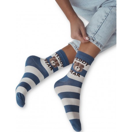 Damskie Skarpety Milena 37-41 – Niebiesko-Ecru w Szerokie Pasy z Misiem i Napisem "Teddy Bear" Damskie Skarpety Milena 37-41 – Niebiesko-Ecru w Szerokie Pasy z Misiem i Napisem "Teddy Bear"