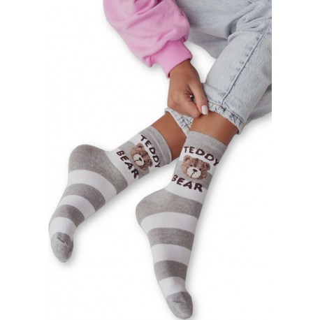 Damskie Skarpety Milena 37-41 – Szaro-Białe w Szerokie Pasy z Misiem i Napisem "Teddy Bear" Damskie Skarpety Milena 37-41 – Szaro-Białe w Szerokie Pasy z Misiem i Napisem "Teddy Bear"