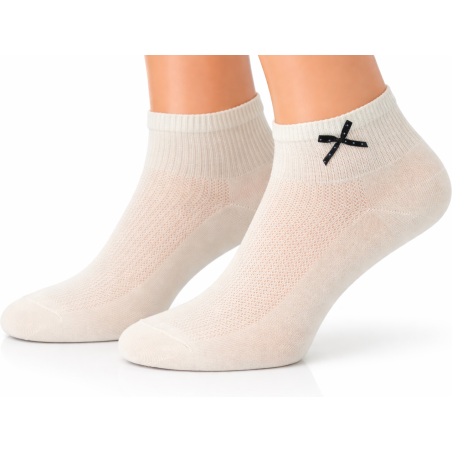 Białe skarpety damskie Aura.Via krótkie z kokardką bawełna