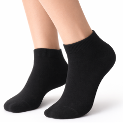 Czarne skarpety damskie Aura.Via krótkie bawełniane gładkie